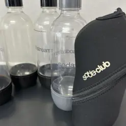 4x SODASTREAM Play Source Power Flaschen mit 2x Überzug schwarz grau Sodaclub Wasserflasche Trinkflasche
